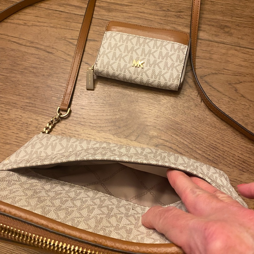 Michael Kors Brown and Cream Crossbody Bag Set - Picture 6 of 9